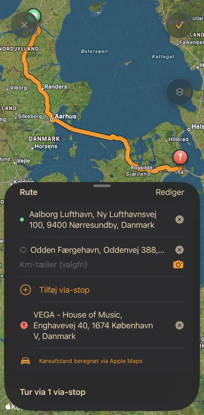 Kørebog med fullscreen-kort: rute Aalborg Lufthavn → via Odden Færgehavn → VEGA i København, 410 km beregnet via Apple Maps inklusive færge-alternativ, med via-stop